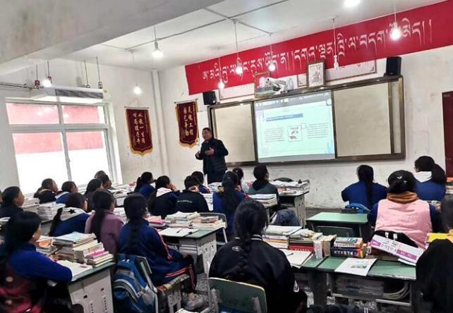 學(xué)生在免費(fèi)輔導(dǎo)班上課?！∧岈敵?攝