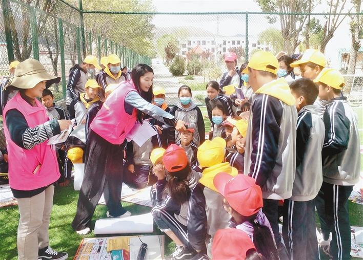 瓊結縣“四講四愛”宣講員在瓊結縣中學宣講。記者 段敏 攝.jpg