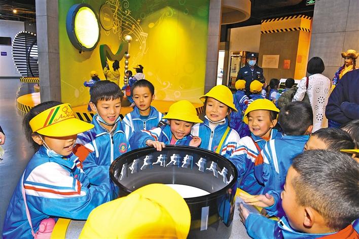 圖為10月29日，一年級的同學(xué)們在科技館參觀體驗(yàn)。李洲 攝.jpg