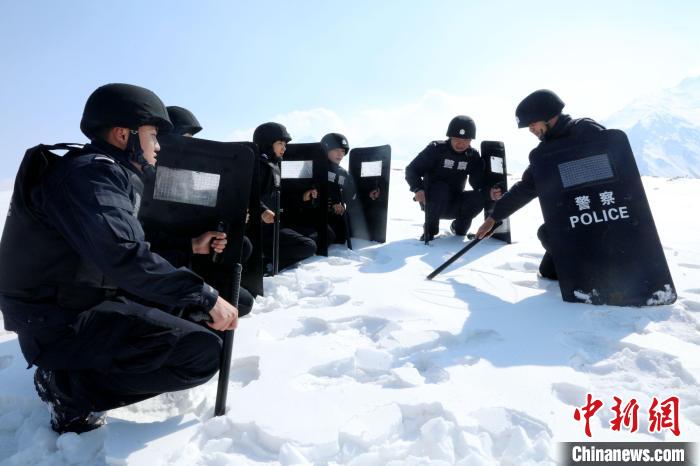 圖為扎西堅參與隊友在巡邏途中?！≡鲌詤⒐﹫D