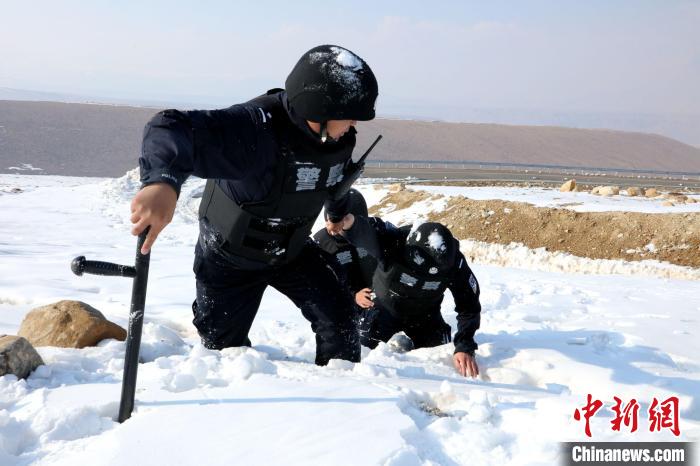 圖為扎西堅參與隊友在巡邏途中?！≡鲌詤⒐﹫D