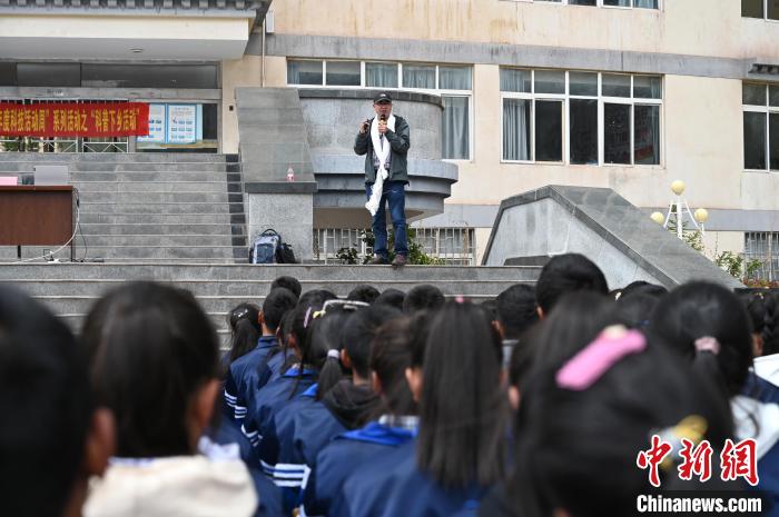 圖為西藏大學(xué)教授寧長春為中學(xué)生授課?！≮w朗 攝