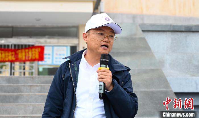 圖為西藏大學(xué)教授李昊為中學(xué)生授課?！≮w朗 攝