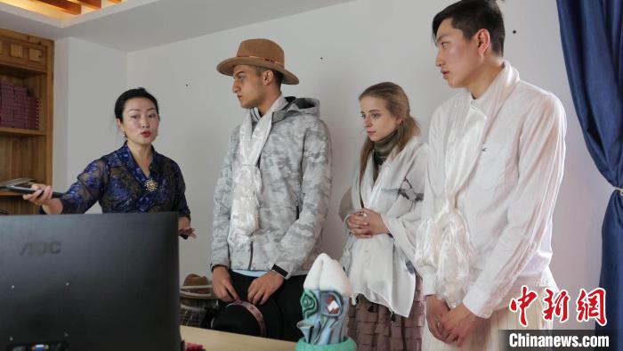 圖為圖為主播白瑪旺姆為留學(xué)生介紹直播流程。　謝牧 攝