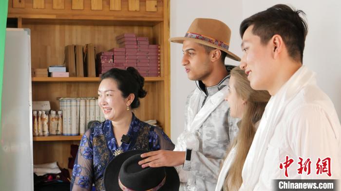 圖為留學(xué)生們正在直播帶貨?！≈x牧 攝