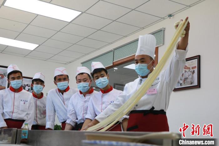 甘肅推特色企業(yè)新型學徒制培訓：企校合作、工學交替