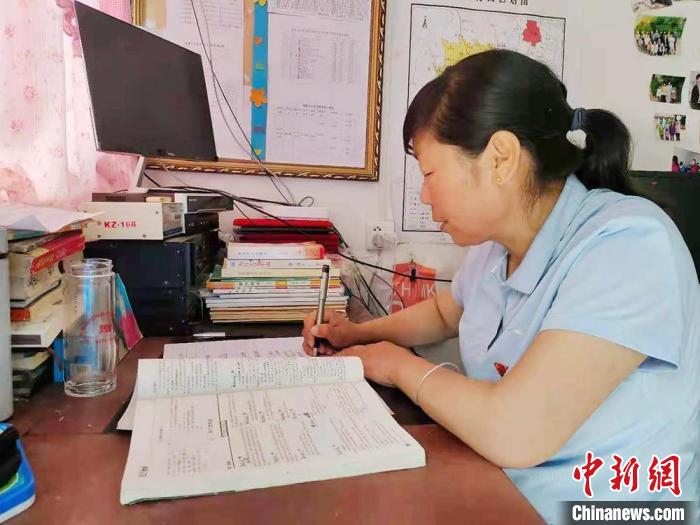 甘肅環(huán)縣“全能老師”堅守“麻雀學?！保簩W生在，我就在