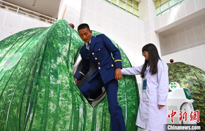 圖為參與完測試，消防員走出高壓氧倉。　趙朗 攝