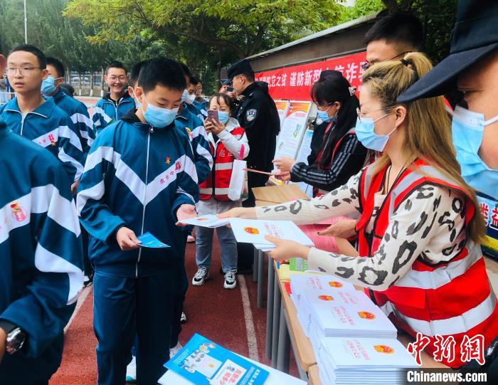 圖為西寧市法制宣傳進(jìn)校園?！∥鲗幨谐俏鲄^(qū)供圖