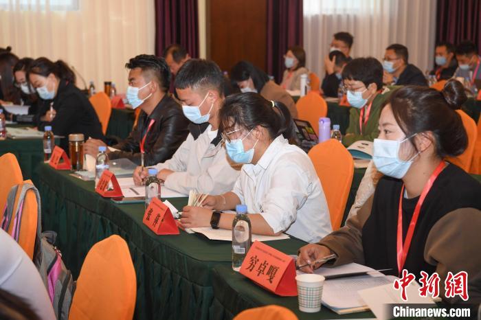 圖為第十五期全國預防青少年違法犯罪工作理論與務實高級研修班學員正在上課?！∝暩聛硭?攝