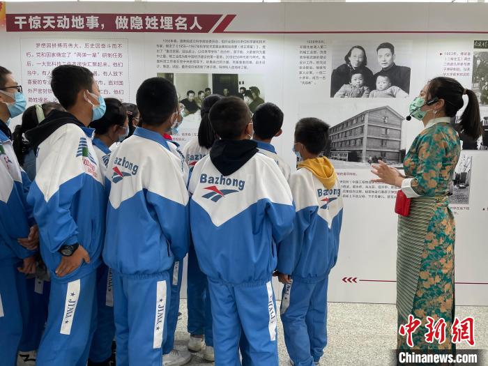 圖為學(xué)生正在聽講解員講解?！≈x牧 攝