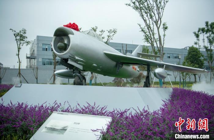 園林式戰(zhàn)斗機(jī)博物館內(nèi)展示的“殲5甲”飛機(jī)?！⒅铱?攝