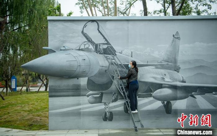 “猛龍出擊”互動墻前市民體驗登機場景?！⒅铱?攝