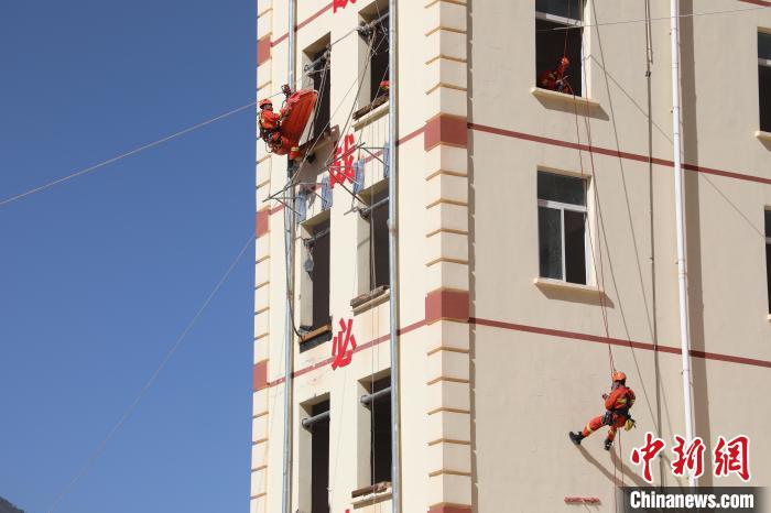 圖為消防指戰(zhàn)員進行繩索救援演練?！≈炜旗?攝