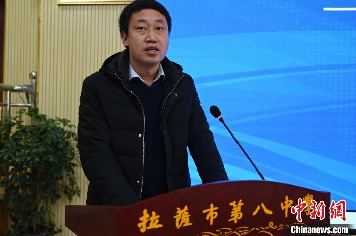 圖為城關(guān)區(qū)委副書記、區(qū)委教育工作領(lǐng)導小組組長汪鋒致辭?！≮w朗 攝