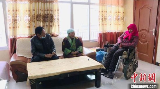 圖為仁欠卓瑪一家在房間里愉快的聊天。　都蘭縣委宣傳部 供圖 　　