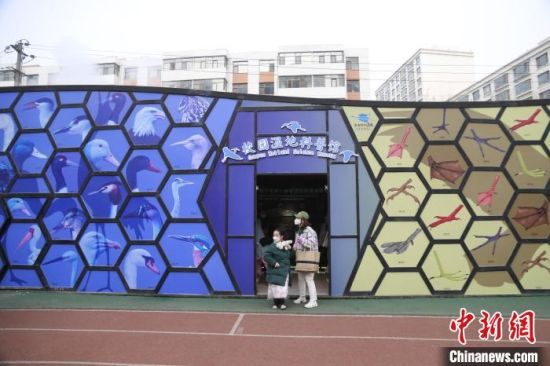 圖為西寧市第一中學濕地科普宣教館?！±罱瓕?攝