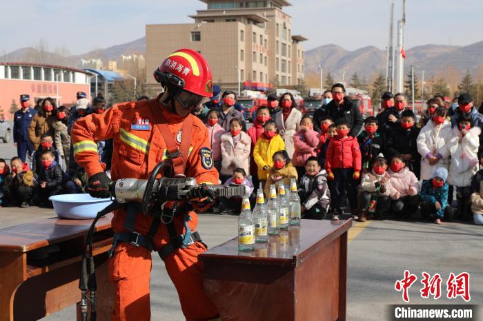 圖為消防救援人員技能展示?！铨埥?攝