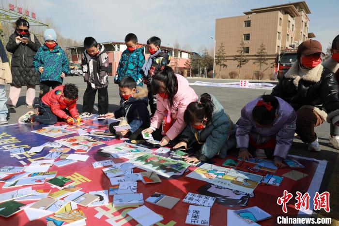 圖為小朋友們參加趣味游戲活動?！铨埥?攝