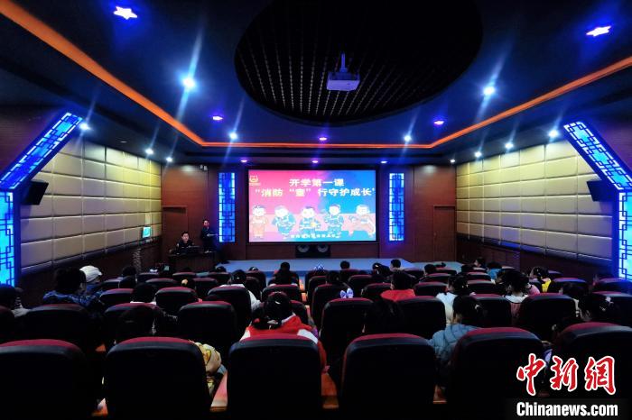 圖為小朋友們上消防安全知識教育課?！铨埥?攝