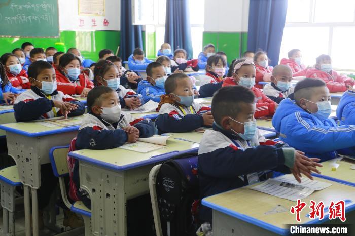 圖為學(xué)生學(xué)習(xí)七步洗手法。　馬銘言 攝