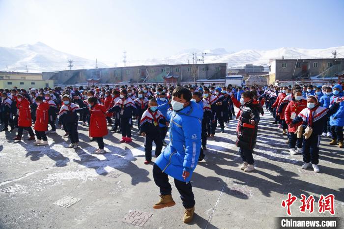 圖為學(xué)生跳起歡快的藏族舞蹈迎接新學(xué)期?！●R銘言 攝