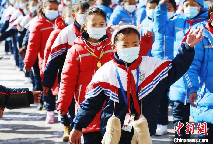 圖為學(xué)生跳起歡快的藏族舞蹈迎接新學(xué)期?！●R銘言 攝