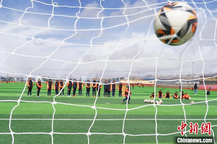 圖為孩子們進行射門訓練?！●R銘言 攝