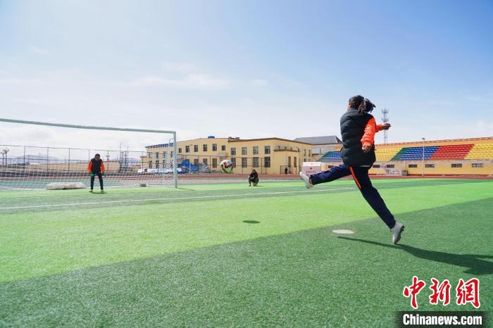 圖為一名女孩進行射門訓練?！●R銘言 攝