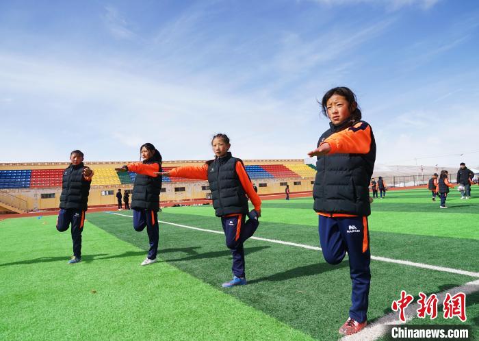 圖為孩子們正在熱身?！●R銘言 攝