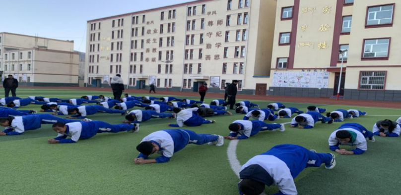 青?，斍撸寒惖剞k班讓孩子享受優(yōu)質(zhì)教育