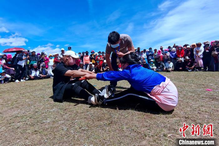 圖為當?shù)孛癖娺M行蹬棍比賽?！±铍h 攝