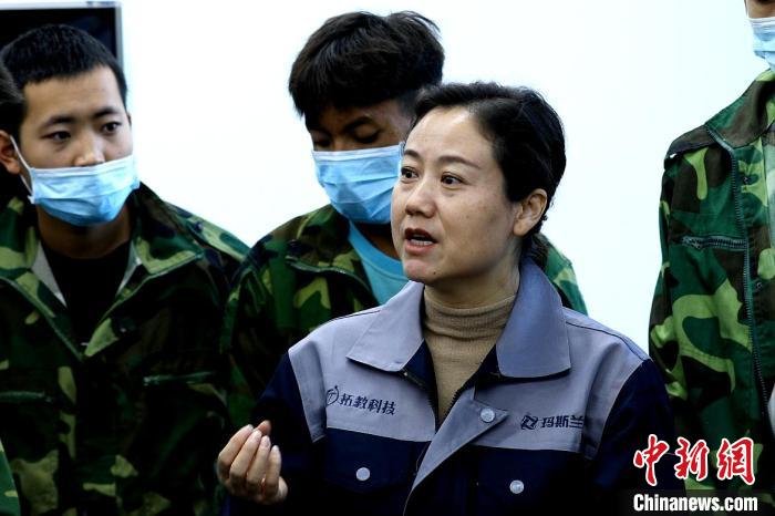 圖為李富香給與學生交流。(資料圖) 青海省教育廳供圖