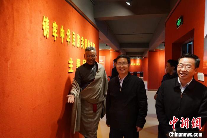 資料圖為參觀鑄牢中華民族共同體意識(shí)主題展。　胡貴龍 攝