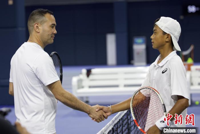 闊別兩年后，王發(fā)(右一)和王育喜(左一)再握手。　黃迪燊 攝