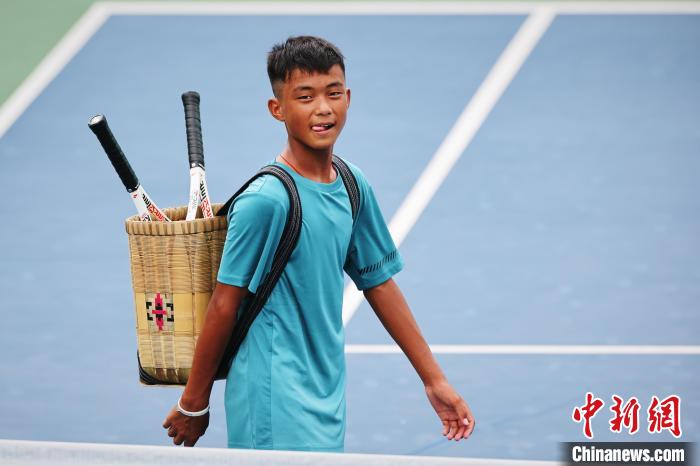 王發(fā)背著背簍在賽場上?！±罱ㄋ?攝