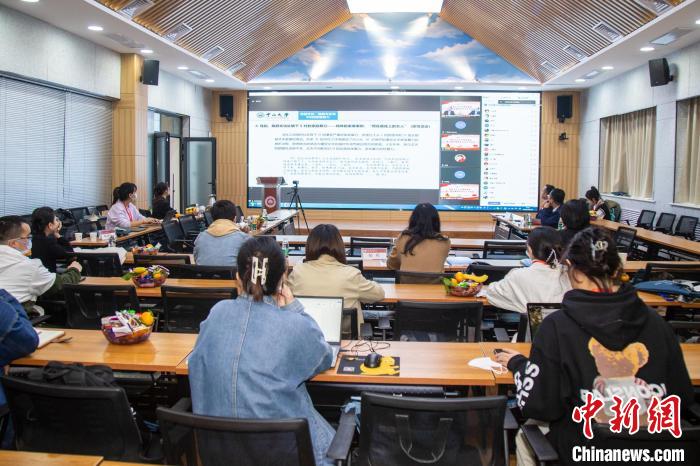 圖為論壇會議現(xiàn)場?！⊥瑬|放 攝