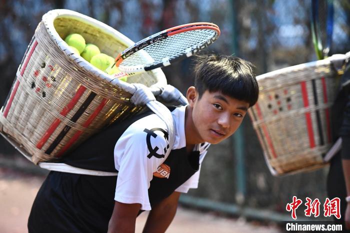 圖為“背簍少年”王發(fā)正在廊坊市體育館網(wǎng)球訓(xùn)練中心進(jìn)行訓(xùn)練。　鄭晨子 攝