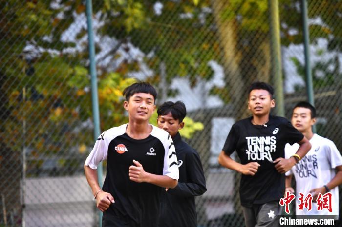 圖為王發(fā)和隊(duì)友們進(jìn)行體能訓(xùn)練?！∴嵆孔?攝