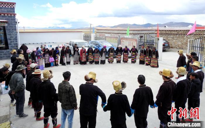 圖為普瑪江塘鄉(xiāng)民眾載歌載舞?！±丝ㄗ涌h網(wǎng)信辦供圖