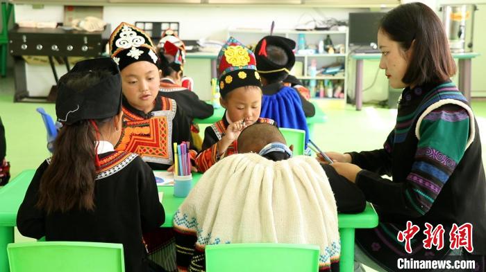 正在上課的學(xué)生?！√茊⒑?攝