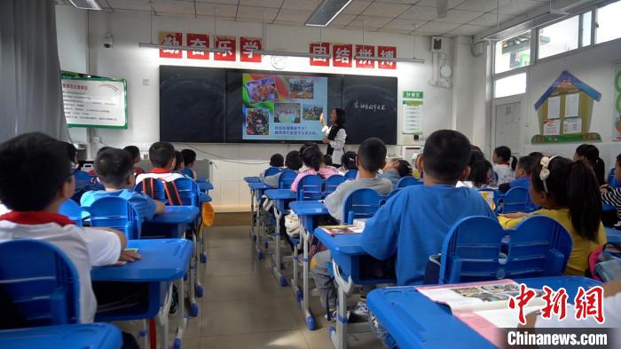 正在上課的學(xué)生。　唐啟浩 攝