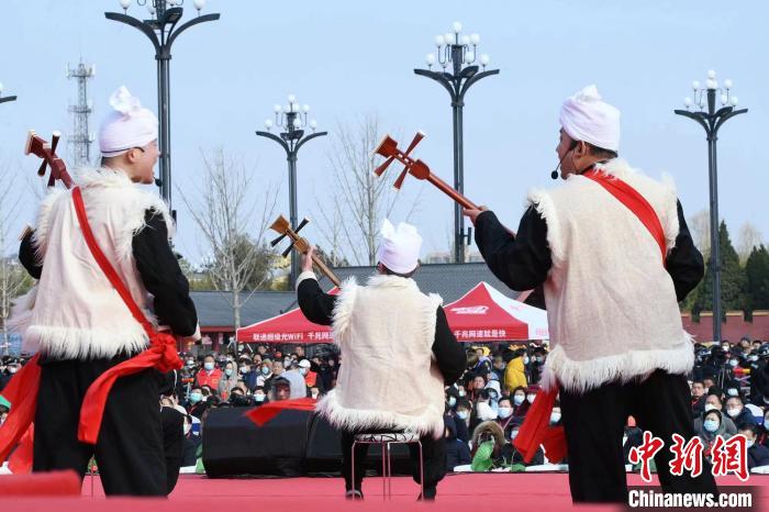 圖為陜北說(shuō)書展演?！×赫赵?攝