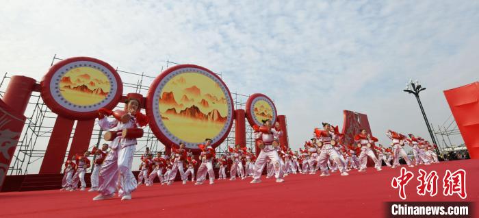 圖為山西翼城花鼓展演?！×赫赵?攝