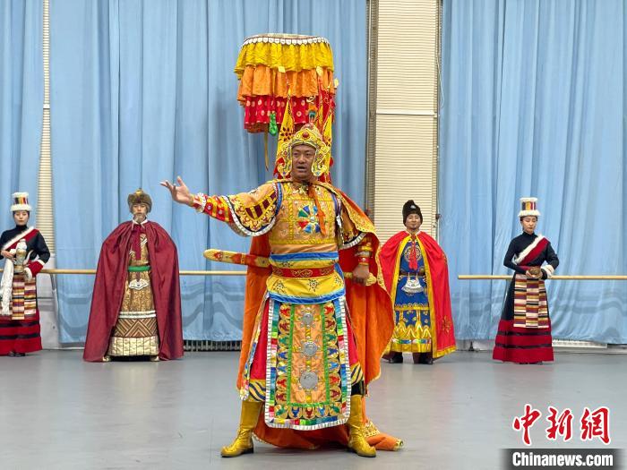 圖為格薩爾劇展演?！∠锴凡抛?供圖