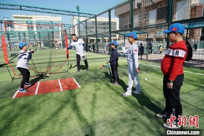 圖為小棒球手們進(jìn)行擊球訓(xùn)練?！●R銘言 攝