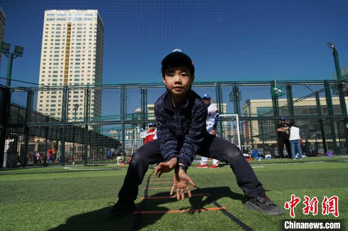 圖為小棒球手進(jìn)行接球動(dòng)作訓(xùn)練?！●R銘言 攝