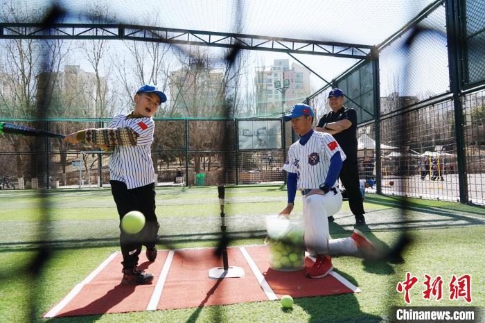 圖為教練指導(dǎo)小棒球手進(jìn)行擊球訓(xùn)練?！●R銘言 攝