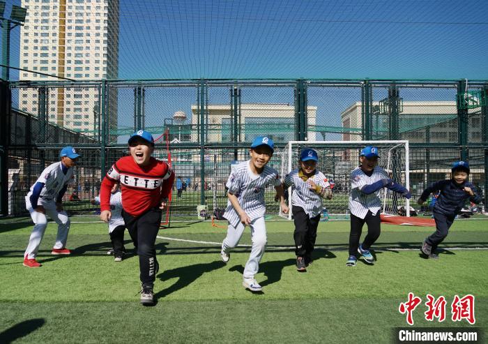 圖為小棒球手們進(jìn)行體能訓(xùn)練?！●R銘言 攝