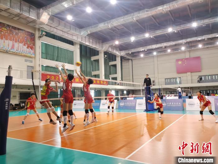 圖為全國青少年女排在天津進行集訓?！√旖蝮w育學院供圖